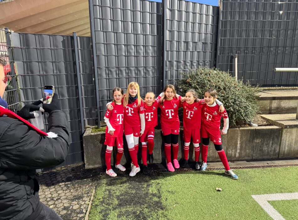 Salia-Mädels als Einlaufkinder beim FC
